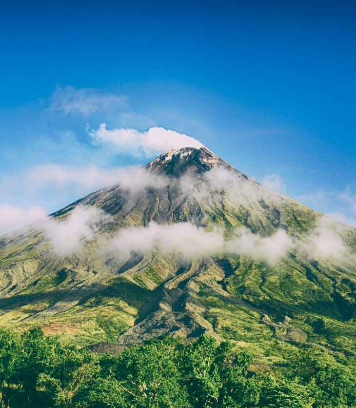 selective focus photographed of green mountain